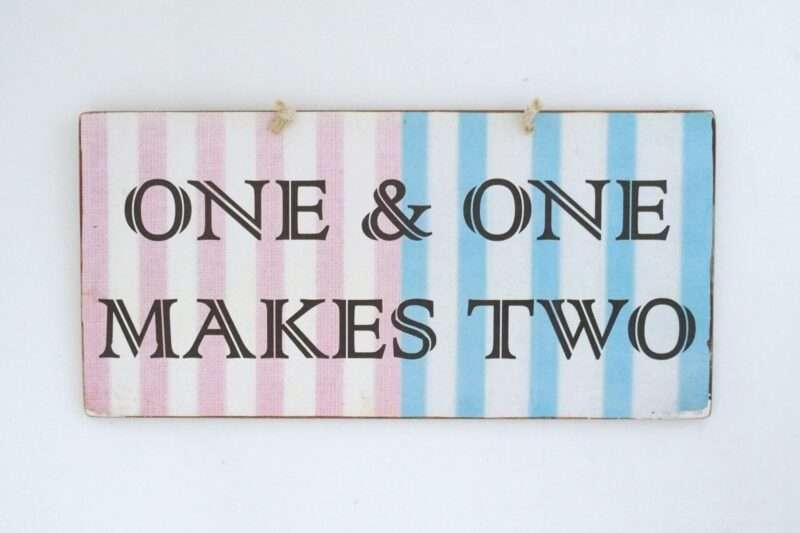 Πινακίδα "One & One Makes Two"