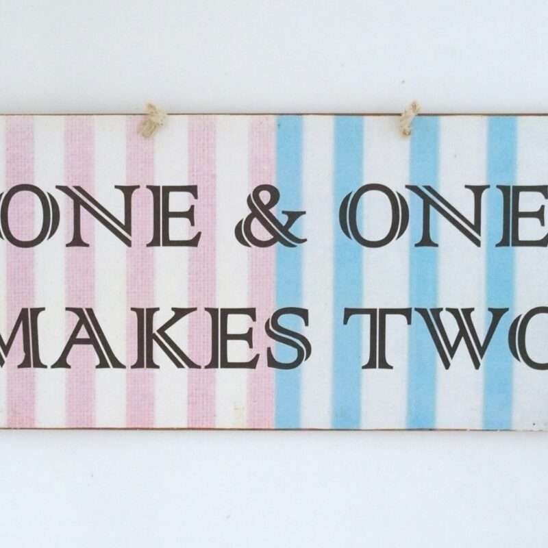 Πινακίδα "One & One Makes Two"
