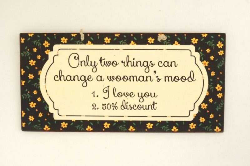Πινακίδα "Only Two Things Can Change A Woman's Mood"