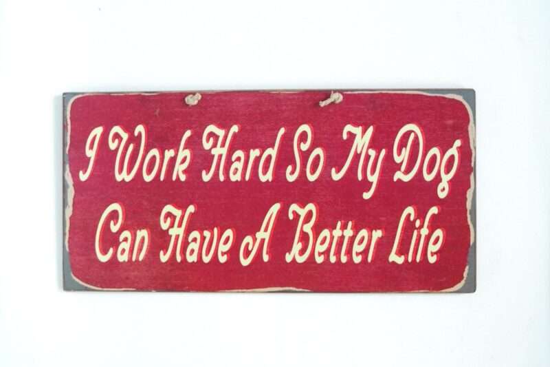 Πινακίδα "I work hard so my dog can have a better life".