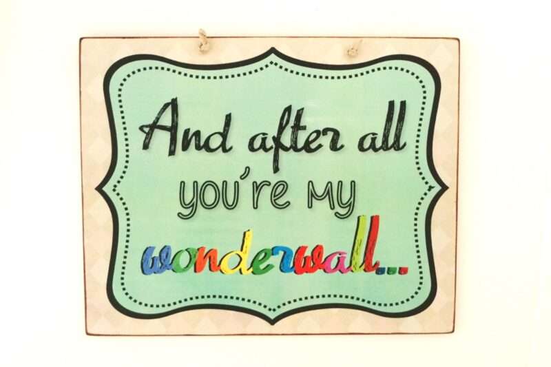 Πινακίδα "And after all you're my wonderwall..."