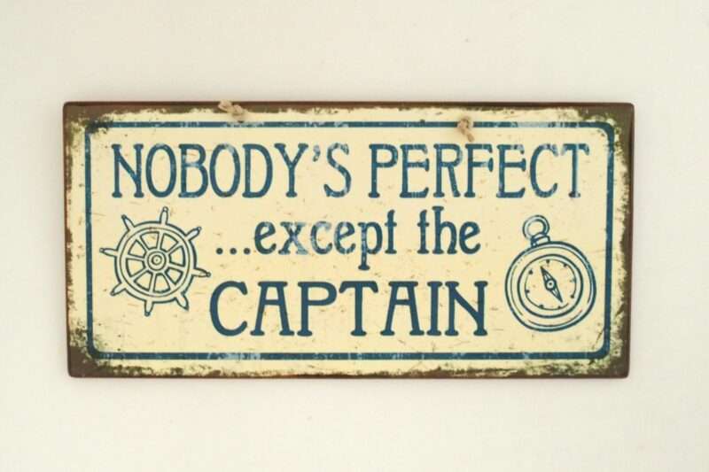 Πινακίδα "Nobody's perfect... except the Captain"