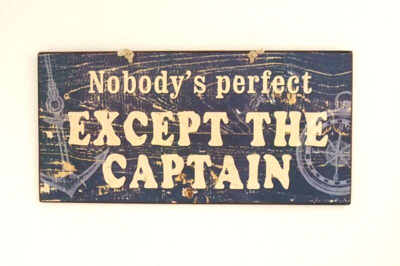 Πινακίδα "Nobody's perfect except the Captain"