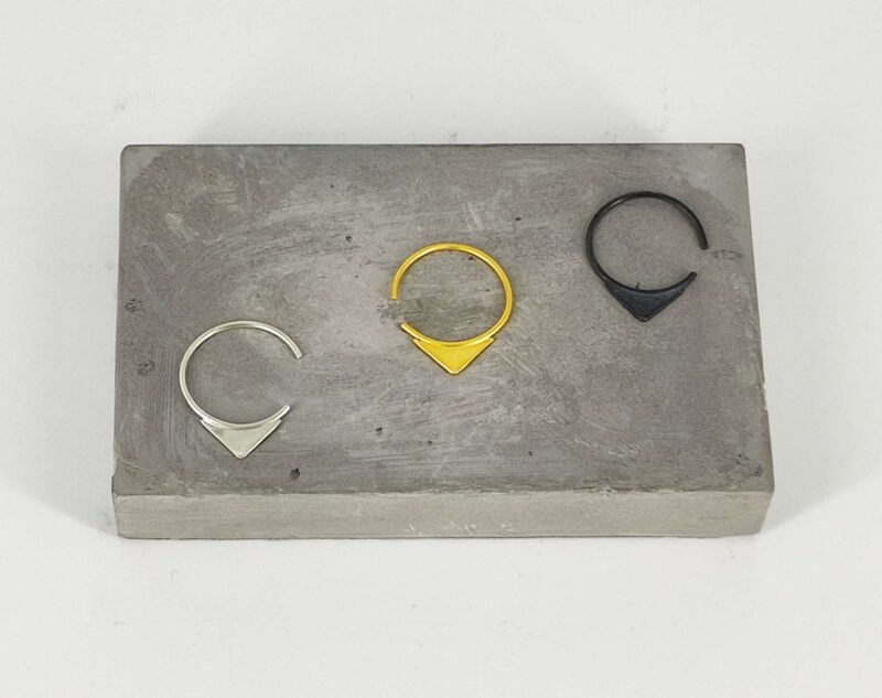 Mini single earrings τρίγωνο μικρό